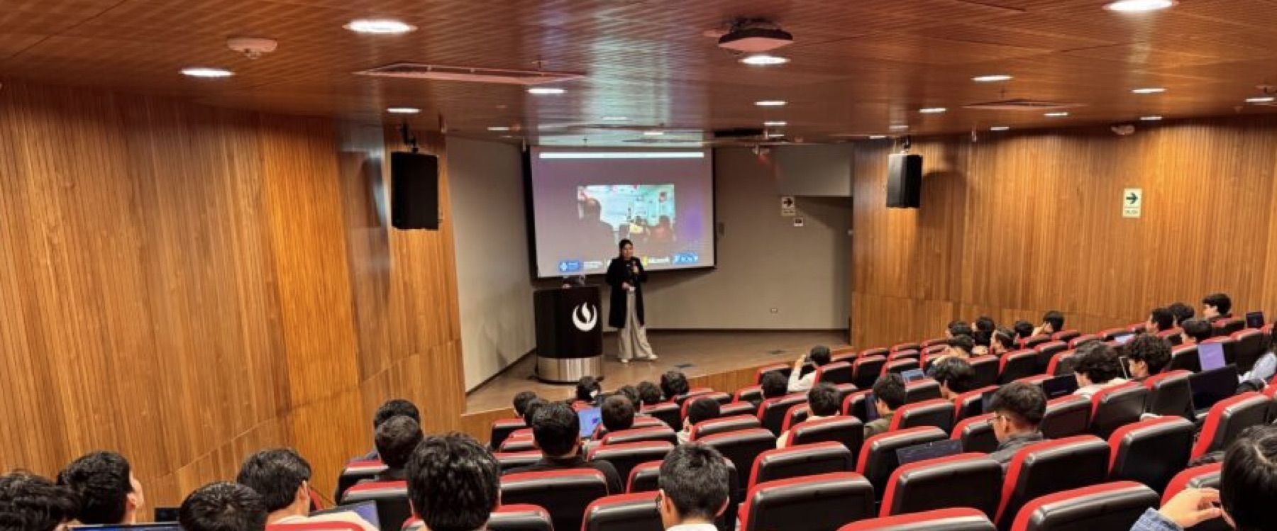 A speaker presenting a practical workflow at VS Code Dev Days Lima